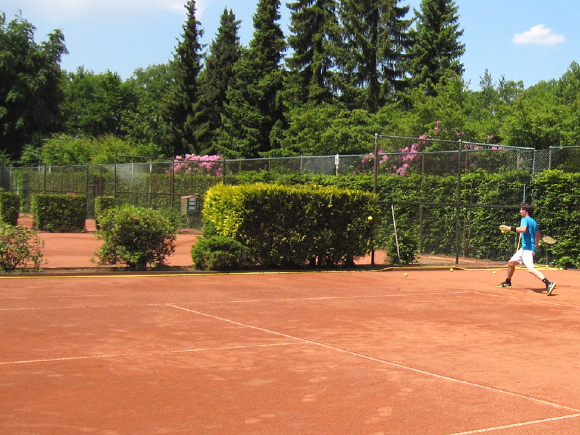 Tennis im Sommer unter freiem Himmel!